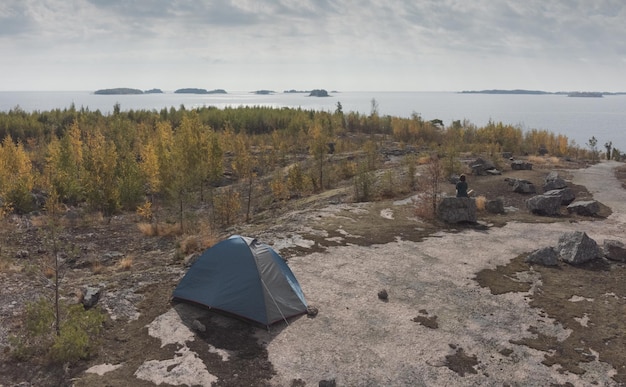 Panorama aereo di un campeggio in una posizione panoramica nordica Sullo sfondo si vede l'arcipelago delle isole nel mare Tema del riposo attivo