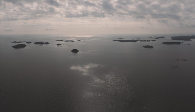 Panorama aereo di un gruppo di isole nel mare