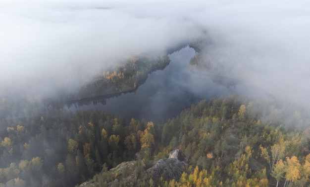 Panorama aereo di un lago forestale avvolto nella nebbia Entourage autunnale