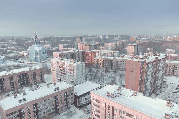 Panorama aereo di una città settentrionale provinciale Edifici multipiano residenziali Orario invernale