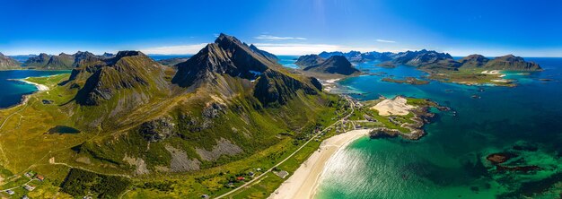 Panorama Beach Le isole Lofoten sono un arcipelago della contea di Nordland, in Norvegia. È noto per uno scenario caratteristico con montagne e vette spettacolari, mare aperto e baie riparate, spiagge