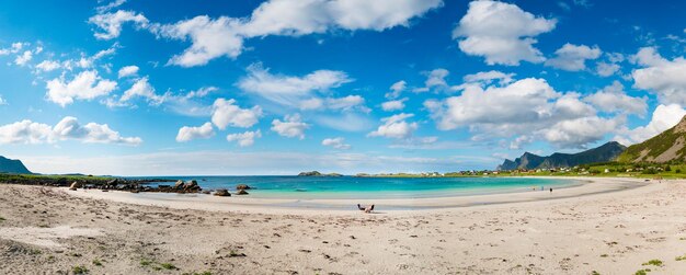 Panorama Beach Le isole Lofoten sono un arcipelago della contea di Nordland, in Norvegia. È noto per uno scenario caratteristico con montagne e vette spettacolari, mare aperto e baie riparate, spiagge