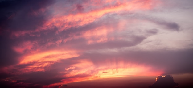 Panorama bellezza e colore del cielo al tramonto.