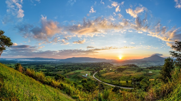 Panorama bellissimo paesaggio naturale del cielo colorato e delle montagne durante l'alba al punto di vista di Khao Takhian Ngo, attrazioni di Khao Kho a Phetchabun, Thailandia