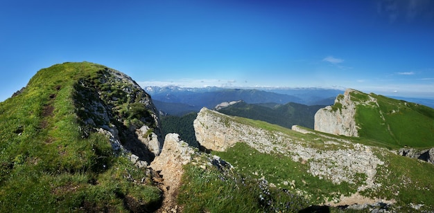 Panorama Big Thach catena montuosa Paesaggio estivo Montagna con picco roccioso Russia Repubblica di Adygea Big Thach Nature Park Caucaso
