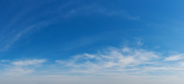 Panorama Cielo blu e nuvole bianche. Bnuvola soffice sullo sfondo del cielo blu