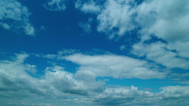 Panorama cielo blu nuvole cielo alla luce del giorno paesaggio celeste velocità attraverso la formazione di nuvole di giorno blu estivo