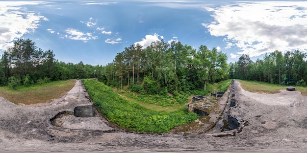 Panorama completo senza cuciture a 360 gradi sulla fortezza militare abbandonata in rovina della prima guerra mondiale nella foresta in proiezione sferica equirettangolare Pronto per i contenuti VR AR