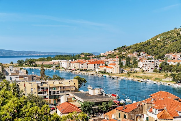 Panorama con scogliere e fiume Cetina con mare Adriatico a Omis, Croazia