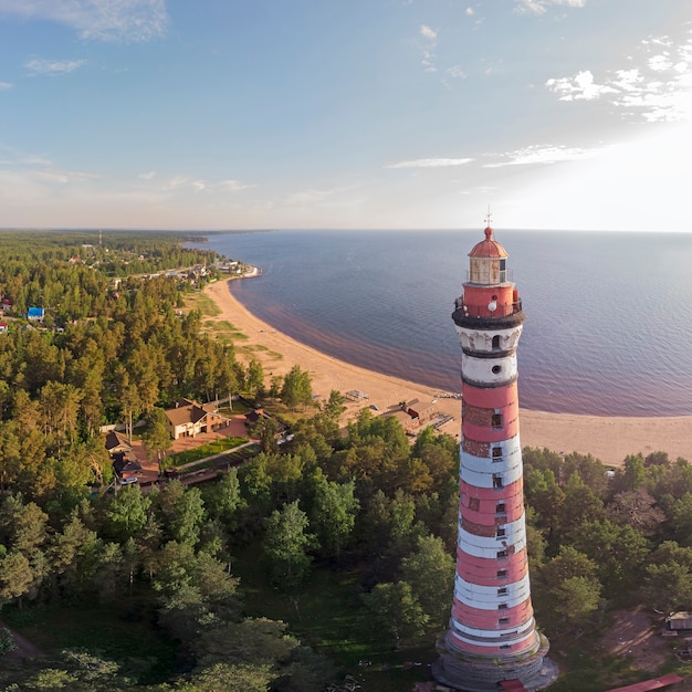 Panorama con vista dall'alto del Golfo di Finlandia e del faro.