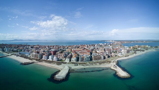 Panorama dall'alto della città situata sulla penisola e circondata dal Mar Nero