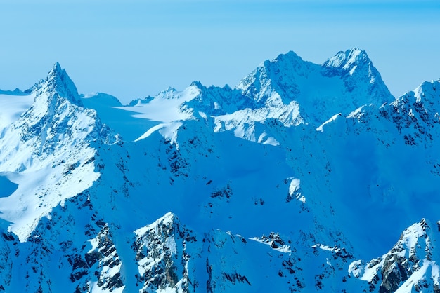 Panorama dalla cabinovia su picchi rocciosi e pendii innevati (Tirolo, Austria).