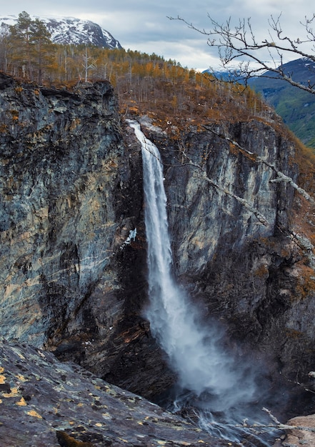 Panorama dei paesaggi naturali della Norvegia Vettisfossen cascata in autunno