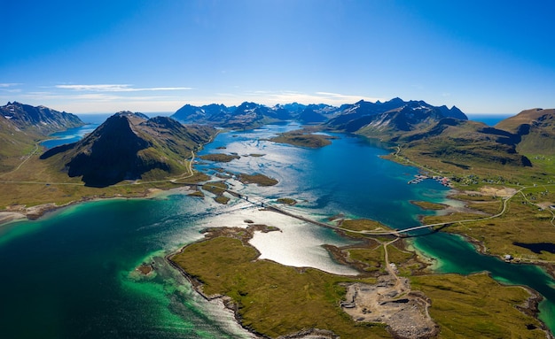 Panorama dei ponti di Fredvang. Le isole Lofoten sono un arcipelago della contea del Nordland, in Norvegia. È noto per uno scenario caratteristico con montagne e vette spettacolari, mare aperto e baie riparate.