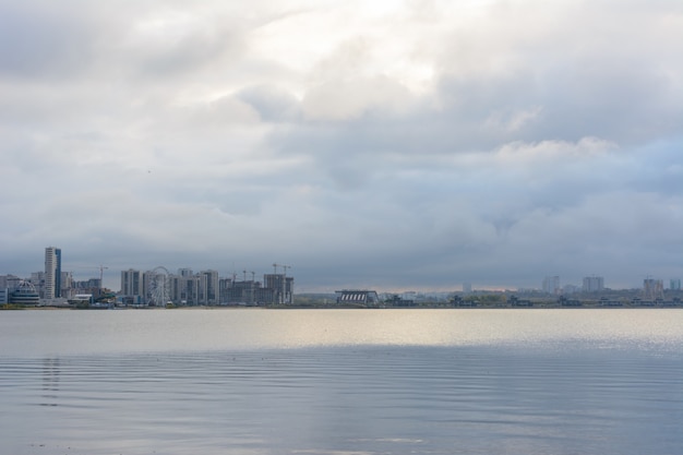 Panorama dei quartieri centrali residenziali della città di Kazan attraverso il fiume Kazan. Kazan, Tatarstan, Russia. Didascalia: "Palazzo delle arti marziali Ak Bars".