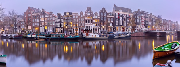 Panorama del canale di Amsterdam e delle case olandesi durante l'ora blu mattutina in Olanda e nei Paesi Bassi