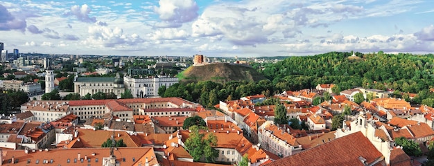 Panorama del castello superiore e della piazza della cattedrale a Vilnius in Lituania. La Torre di Gediminas è anche chiamata Castello Superiore. La Lituania è uno dei paesi baltici dell'Europa orientale.