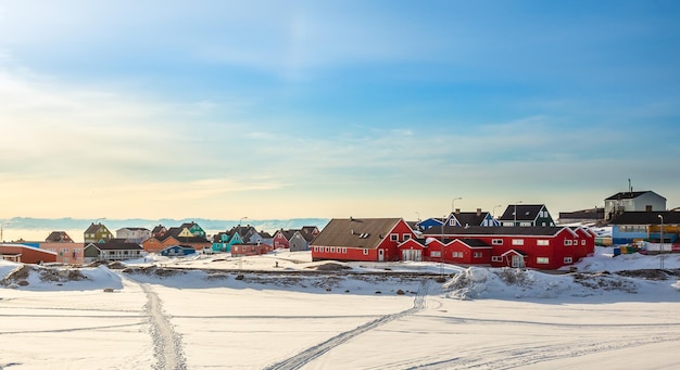 Panorama del centro della città artica con colorate case Inuit al fiordo coperto di neve Ilulissat Avannaata comune Groenlandia