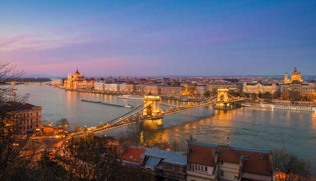 Panorama del centro di Budapest la sera