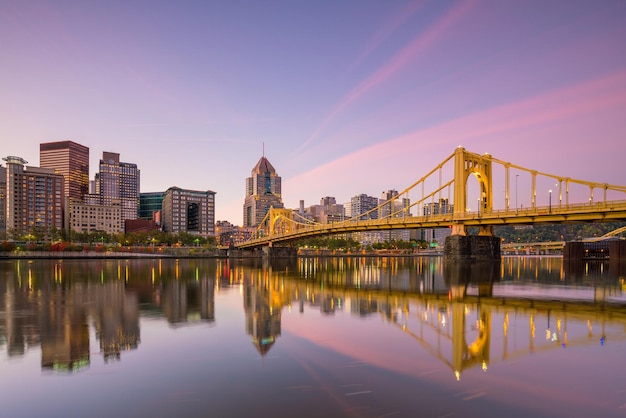 Panorama del centro di Pittsburgh al crepuscolo