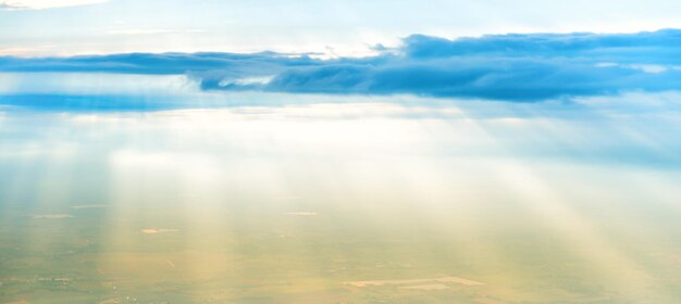 Panorama del cielo al tramonto con nuvole, sole, nebbia e raggi solari