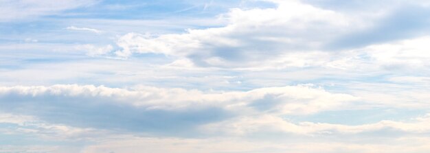 Panorama del cielo azzurro con lunghe nuvole bianche in calmi colori pastello