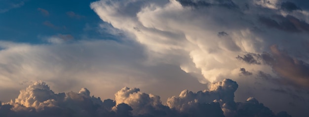 Panorama del cielo Belle grandi nubi drammatiche nel cielo Paesaggio del potere del cielo e della natura Spazio di copia