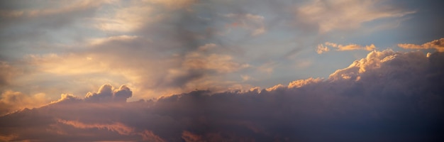 Panorama del cielo Belle grandi nubi drammatiche nel cielo Paesaggio del potere del cielo e della natura Spazio di copia