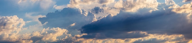 Panorama del cielo Belle grandi nubi drammatiche nel cielo Paesaggio del potere del cielo e della natura Spazio di copia