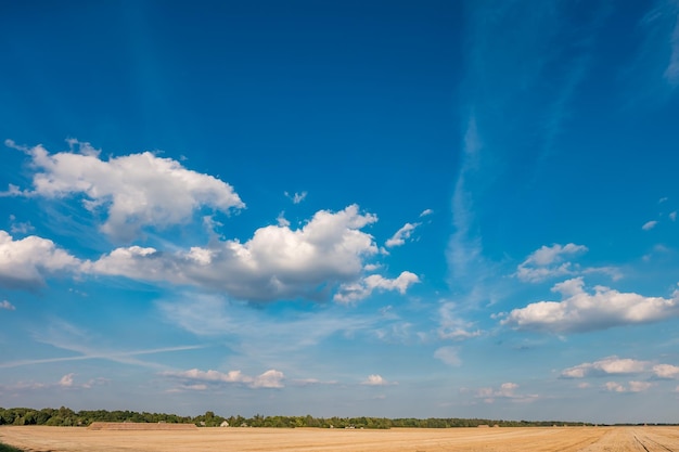 Panorama del cielo blu con bellissime nuvole bianche naturali sul tramonto