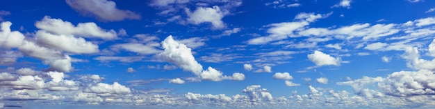 Panorama del cielo con le nuvole