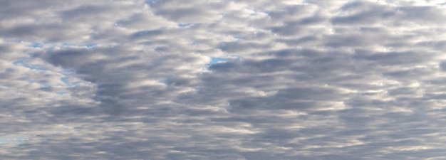 Panorama del cielo con spesse nuvole grigie