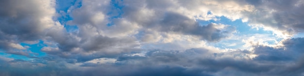 Panorama del cielo drammatico con nuvole temporalesche