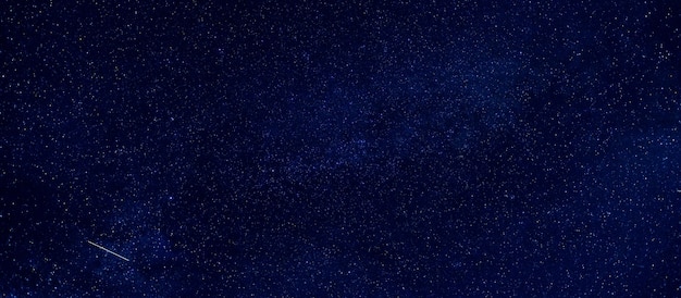Panorama del cielo stellato notturno sullo sfondo della Via Lattea con molte stelle luminose colorate