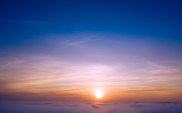 Panorama del cielo, veduta aerea, alba o tramonto, ora blu.