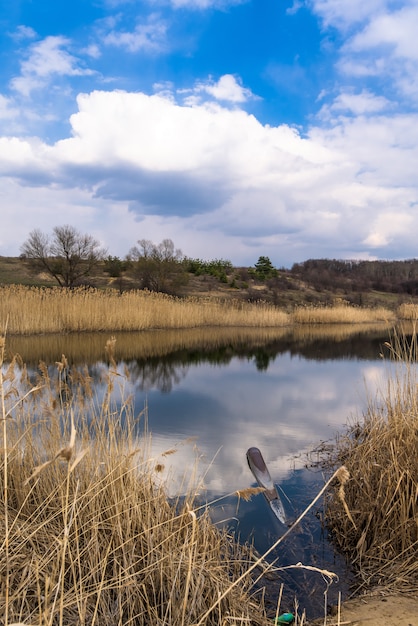 Panorama del fiume ampio canale, cielo blu.