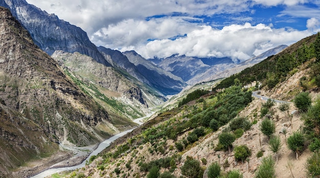 Panorama del fiume Chandra nella valle di Lahaul in Himalaya