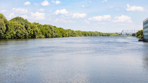 Panorama del fiume Moscova nella città di Kolomna in estate