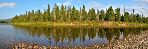 Panorama del fiume taiga nel parco nazionale