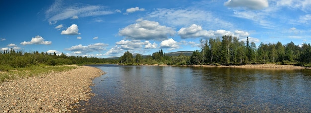 Panorama del fiume taiga nel parco nazionale