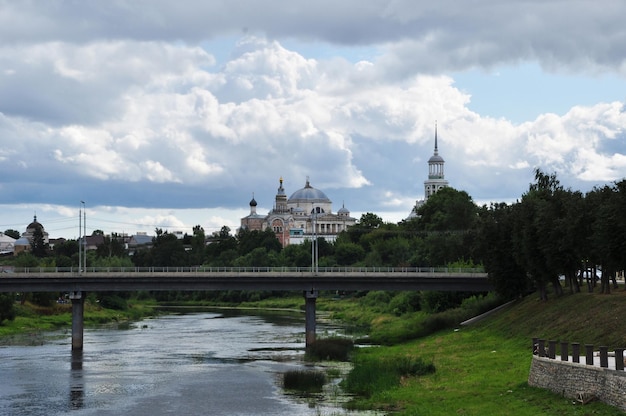 Panorama del fiume Tvertsa. Vista del Cremlino Novotorzhsky, del fiume e dell'argine.