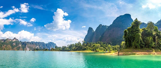 Panorama del lago Cheow Lan nel Parco Nazionale di Khao Sok in Thailandia