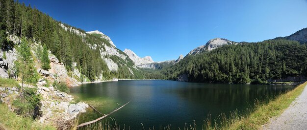 Panorama del lago di montagna