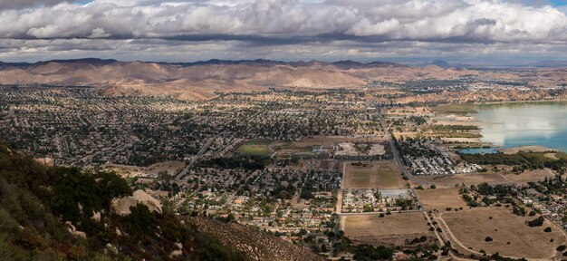 Panorama del Lago Elsinore in California