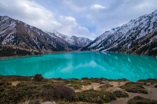 panorama del lago glaciale Big Almaty Lake Kazakistan Almaty