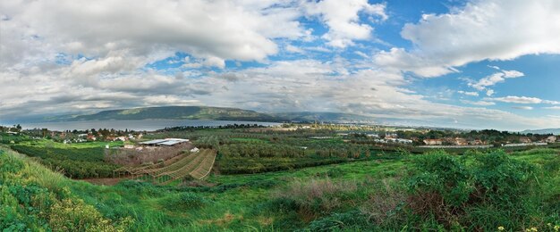 Panorama del lago Kinneret sullo sfondo di bellissime nuvole in Israele