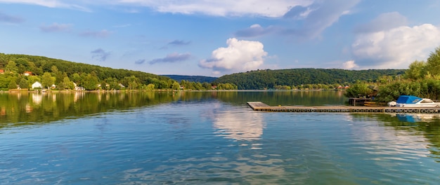 Panorama del lago Orfu