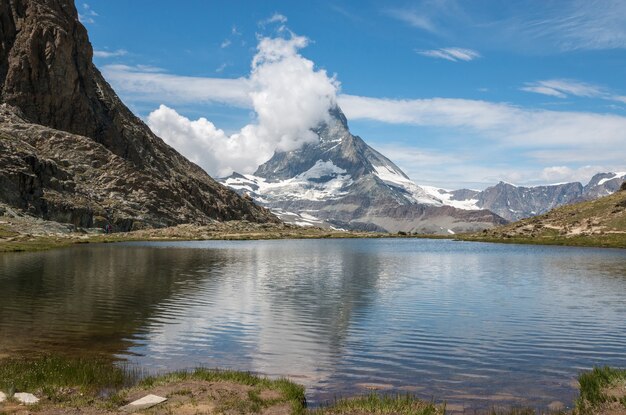 Panorama del lago Riffelsee e del monte Cervino, scena nel parco nazionale Zermatt, Svizzera, Europa. Paesaggio estivo, tempo soleggiato, cielo azzurro drammatico e giornata di sole