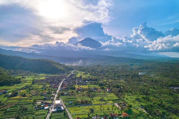 Panorama del monte Agung e dei campi di riso sull'isola di Bali
