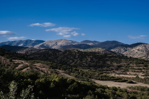 Panorama del paesaggio con le montagne in estate sotto il cielo blu